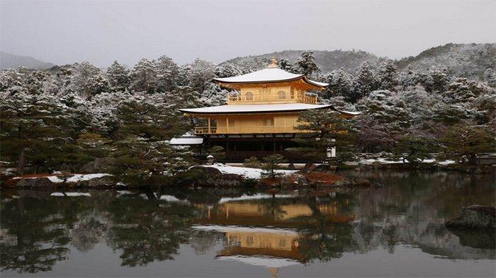 Pagi Ini Kuil Kinkakuji di Kyoto Jepang Ditutupi Salju